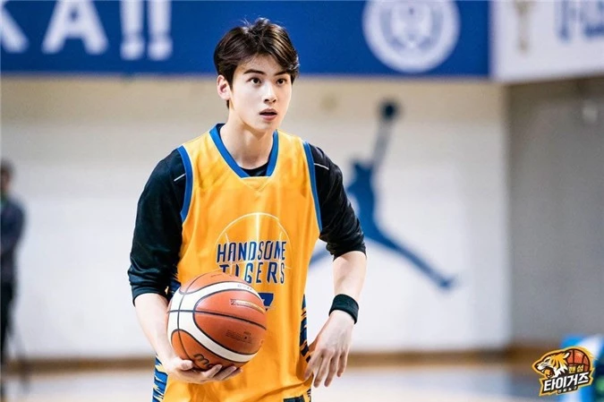 Ngây ngất visual điểm 10 của Cha Eun Woo khi chơi bóng rổ: Nam thần thanh xuân là đây, ảnh thường mà như poster phim - Ảnh 6.