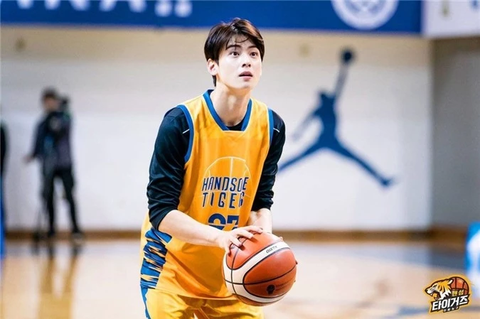 Ngây ngất visual điểm 10 của Cha Eun Woo khi chơi bóng rổ: Nam thần thanh xuân là đây, ảnh thường mà như poster phim - Ảnh 7.