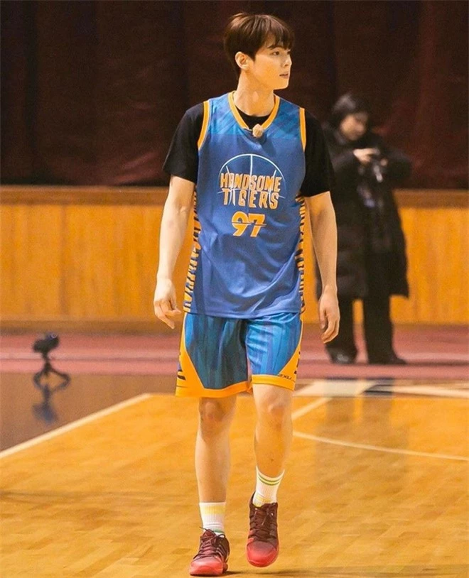 Ngây ngất visual điểm 10 của Cha Eun Woo khi chơi bóng rổ: Nam thần thanh xuân là đây, ảnh thường mà như poster phim - Ảnh 10.