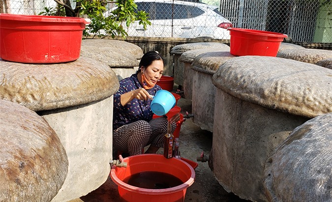  Chị Trương Thị Nga luôn chọn loại cá cơm tươi để chế biến ra những lít nước mắm thơm ngon, bảo đảm chất lượng. 