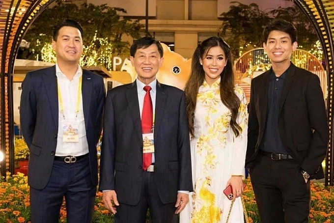 Tiên Nguyễn bên cạnh bố - doanh nhân Johnathan Hạnh Nguyễn và các anh em trai trong một sự kiện.