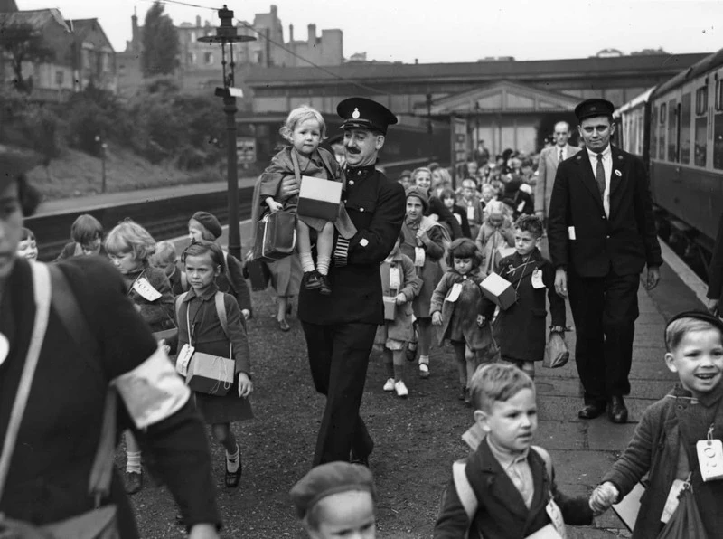 Những đứa trẻ được sơ tán khỏi London để tới một làng quê vào ngày đầu tiên của Thế chiến II.