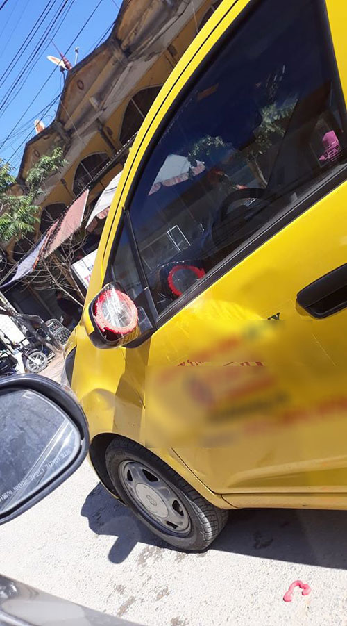 Bị vặt mất gương, chủ xe ô tô nghĩ ra cách thay thế độc đáo khiến ai cũng phải phì cười