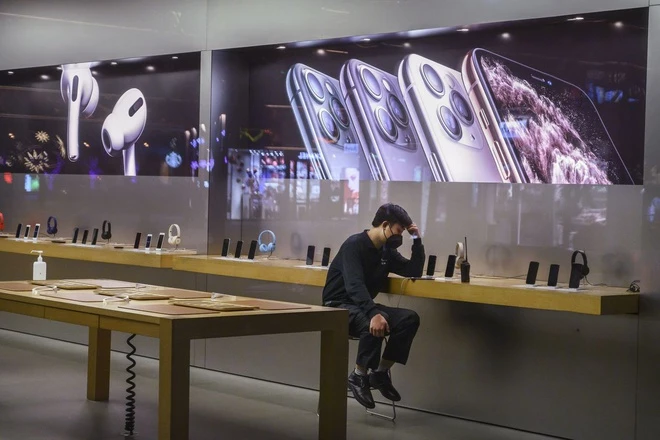 Nhân viên tại một Apple Store bị đóng cửa ở Trung Quốc. Ảnh: Getty Images.