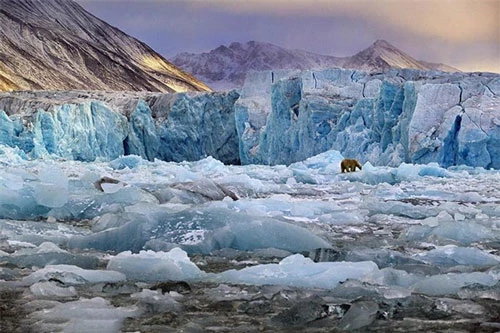 Longyearbyen rất nhỏ, chỉ có 2 đường phố và không quá 100 ngôi nhà. Các cửa hàng và bưu điện đều mở cửa một cách ngẫu nhiên các ngày trong tuần, vì muốn mua gì mọi người đều phải hẹn trước vài ngày.