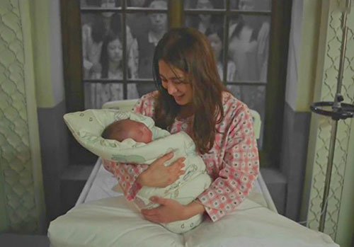 Con dâu ở cữ nhà ngoại, mẹ chồng sang thăm thấy khổ quá, bà thu dọn quần áo ra lệnh: Về với mẹ, no đói thương nhau