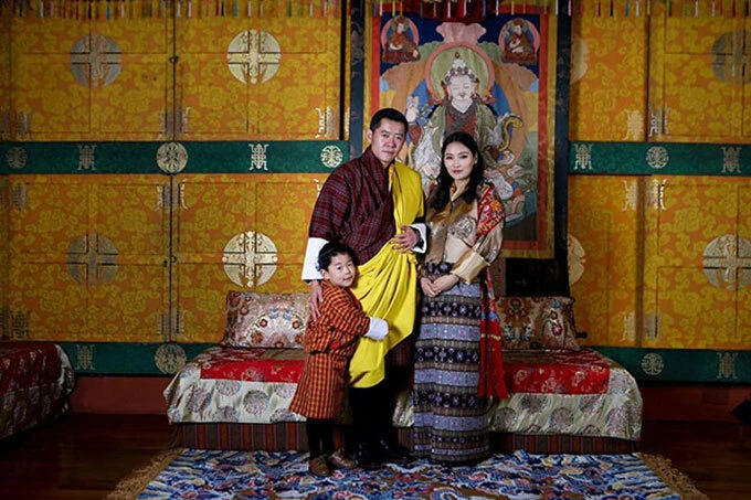 Quốc vương, Hoàng hậu Bhutan và con trai đầu lòng trong một bức ảnh được chụp hồi tháng 2. Ảnh: Instagram.
