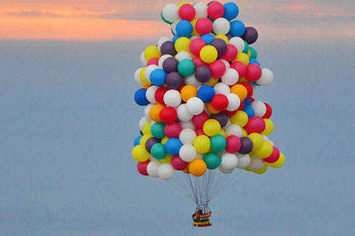 Cần bao nhiêu quả bóng bay để giúp một người trưởng thành bay lên không trung?