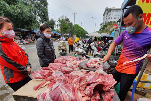 Bán thịt lợn bận rộn nhất mùa dịch, trời chưa tối mà đã cạn hàng