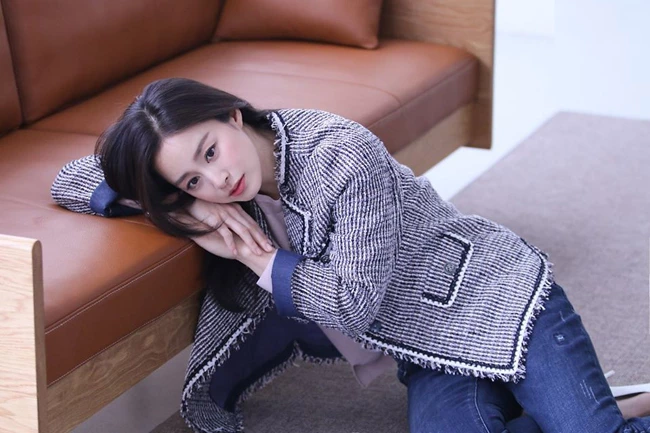 Kim Tae Hee làm người mẫu cho một thương hiệu thời trang nội địa. Loạt hình ảnh mới của cô được ra mắt khán giả hôm giữa tháng 3 và gây ấn tượng đẹp. Trở lại với công việc sau thời gian nghỉ sinh bé thứ hai, ngôi sao Hàn đang bận rộn với việc ghi hình quảng cáo, đóng phim mới "Hi Bye, Mama". 