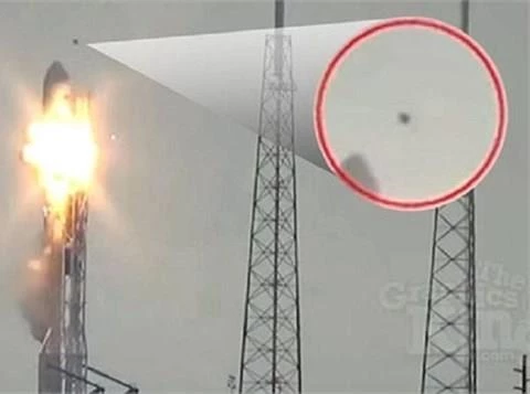 Một vật thể bay lạ đã lượn qua tên lửa Falcon 9 ngay thời điểm xảy ra vụ nổ