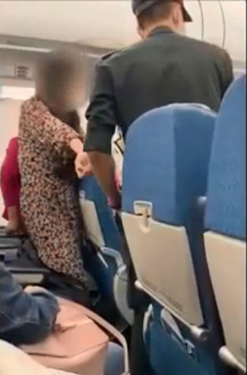  Clip mẹ bầu bị đạp vào bụng, cấu chảy máu tay trên máy bay vì chen vào chỗ ngồi đang khiến CĐM xôn xao