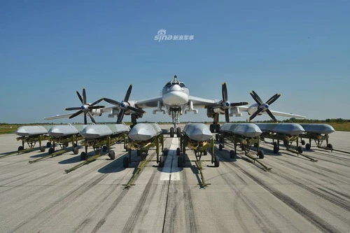 Không quân Nga vừa đăng tải hình ảnh các máy bay ném bom chiến lược của nước này bao gồm Tu-160, Tu-95MS và Tu-22M3 với dàn vũ khí hùng hậu, trong đó đáng kể nhất là các loại tên lửa hành trình tầm xa.