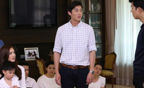 Bị chê cười vì 'đội vợ lên đầu', chồng thản nhiên chỉ tay về áo vợ rồi nói một câu làm bạn bè cúi đầu suy ngẫm