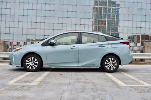 10. Toyota Prius 2020 (giá khởi điểm: 24.325 USD, điểm: 8,2/10).