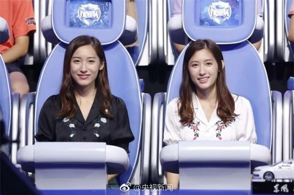 Sau khi tốt nghiệp, Sara và Lara đều đầu quân cho Đài truyền hình Trung ương Trung Quốc CCTV. Cả hai từng xuất hiện với tư cách host của một số show giải trí và kiêm luôn vai trò biên tập viên, MC của chương trình tin tức thời sự trên kênh CCTV 4.