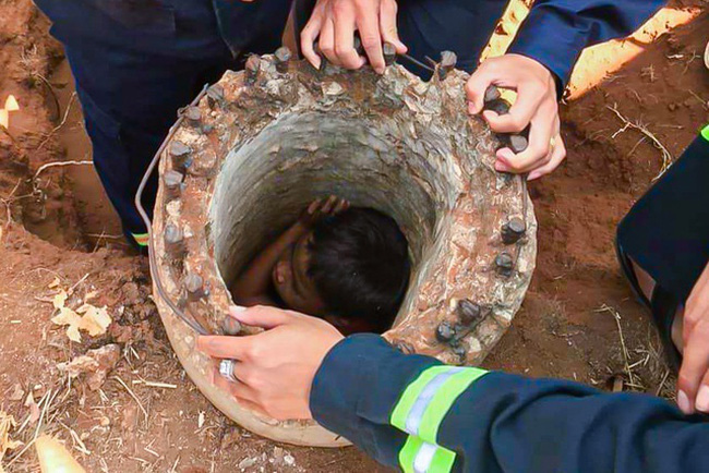 Gia Lai: Giải cứu bé trai mắc kẹt trong trụ điện suốt 5 giờ