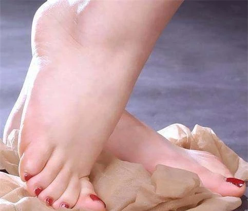 Kiểu phụ nữ sở hữu đôi bàn chân dày và trắng hồng thường được sinh ra trong gia đình gia giáo và được dạy dỗ đàng hoàng