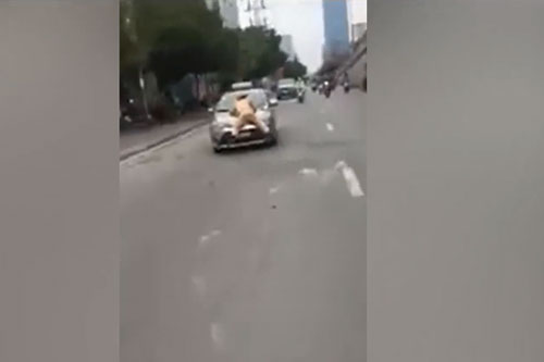 Hà Nội: Tạm giữ lái xe taxi hất cảnh sát giao thông lên nắp capo