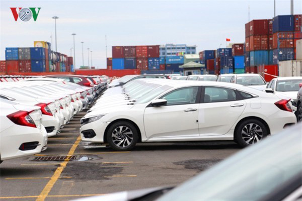 Nhiều mẫu xe giảm giá hàng trăm triệu đồng nhưng vẫn ế ẩm