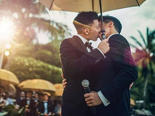 Đi dự đám cưới chồng cũ, tất cả mọi người đều kinh ngạc khi nhìn thấy cô dâu và cùng đặt câu hỏi: 'Thế này là thế nào?'