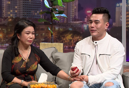 Mẹ Lê Dương Bảo Lâm: "Nó giấu tôi bán dây chuyền vàng để sửa mũi"