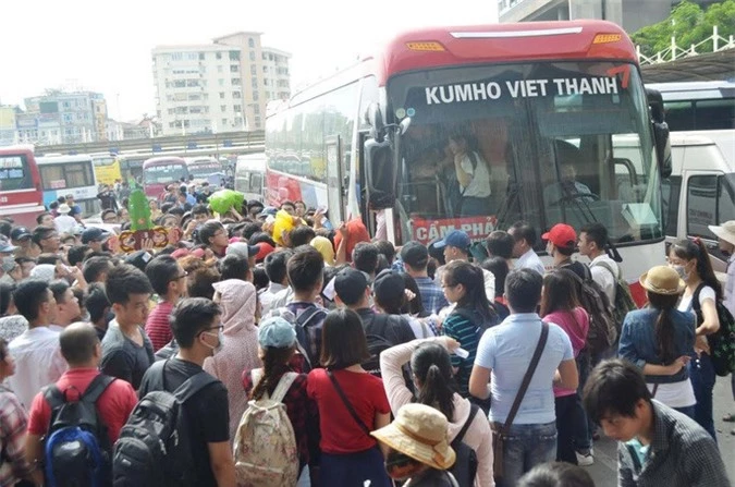 Bắt buộc khai báo y tế với khách bay nội địa, đi xe khách, tàu hỏa để phòng Covid-19 - Ảnh 2.