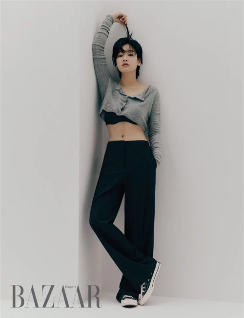 Nữ diễn viên sinh năm 1992 gây bất ngờ khi khoe khéo vòng eo và thân hình thon nuột, dù chiều cao khiêm tốn 162 cm.Trong Tầng lớp Itaewon, Lee Joo Young chủ yếu mặc các trang phục rộng rãi, cá tính.
