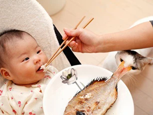 Thấy con 4 tuổi hóc xương cá, mẹ nhanh tay cho thứ này vào miệng cứu bé khỏi nguy hiểm