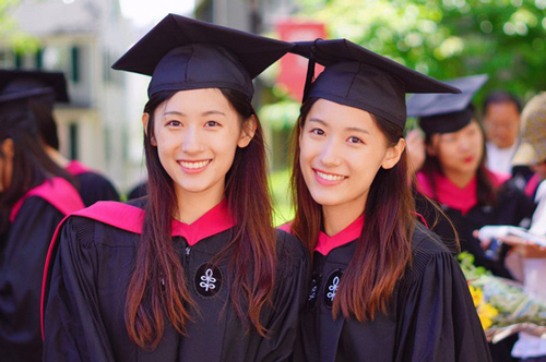 Cặp song sinh cùng tốt nghiệp Harvard, trở thành MC truyền hình