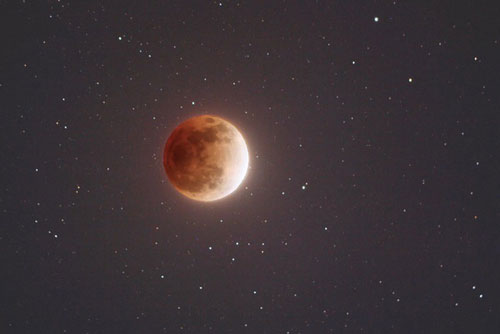 Tại sao Mặt Trăng nhỏ hơn nhưng vẫn che khuất được Mặt Trời?