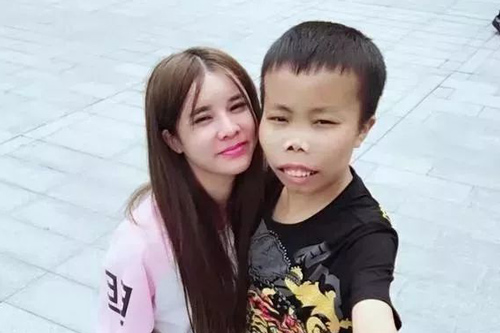 ‘Thiếu gia xấu lạ’ ở Trung Quốc tay trắng sau 3 năm từ bỏ livestream