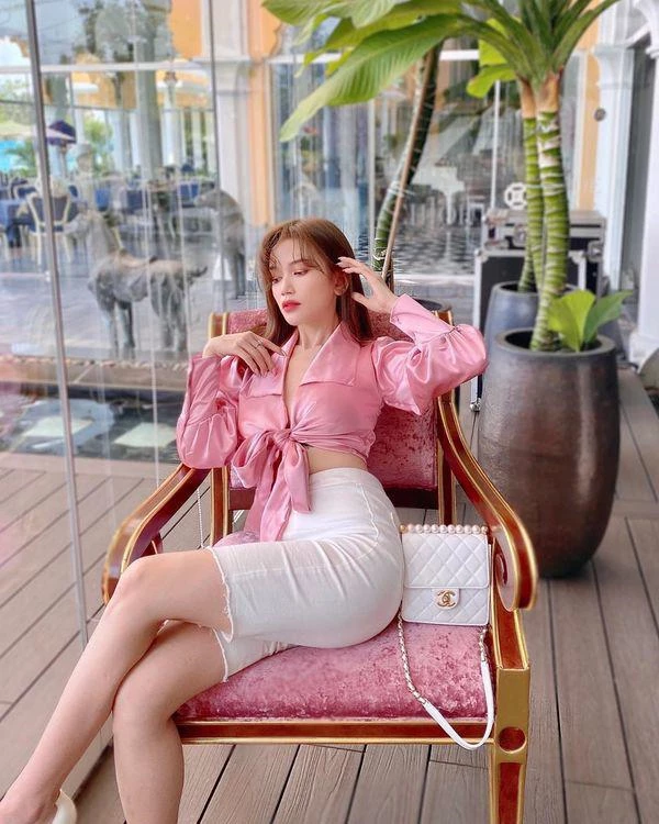 Sĩ Thanh dạo gần đây thường xuyên thu hút fans bởi những màn lên đồ đầy gợi cảm, trẻ trung. Trong đó, những items như áo dáng ngắn, quần ôm sát luôn được người đẹp ưu ái hơn cả. Sĩ Thanh dạo gần đây thường xuyên thu hút fans bởi những màn lên đồ đầy gợi cảm, trẻ trung. Trong đó, những items như áo dáng ngắn, quần ôm sát luôn được người đẹp ưu ái hơn cả.