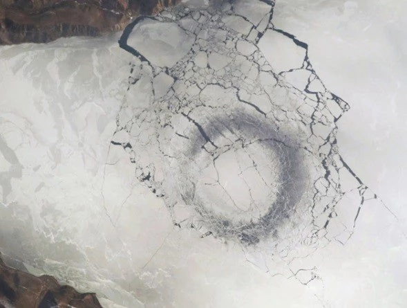 Vòng tròn sẫm màu bí ẩn được nhìn thấy ở hồ Siberi – ngày nay gọi là hồ Baikal