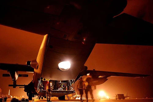 AC-130 là phiên bản cường kích của phi cơ vận tải C-130 của Không quân Mỹ. Chiếc máy bay cánh cố định này được trang bị nhiều vũ khí hạng nặng