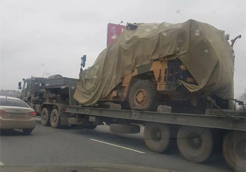 Một chiếc xe bọc thép kháng mìn Kirpi của Thổ Nhĩ Kỳ bất ngờ xuất hiện tại Thủ đô Moscow, Nga. Bức ảnh chụp hình chiếc xe được đăng tải đầu tiên trên trang tin quốc phòng Lostarmour của Nga, thông tin ban đầu cho biết nó được chụp vào ngày 13/3