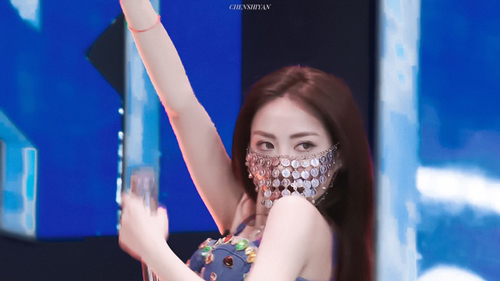 Cô gái nổi tiếng sau một đêm nhờ màn cởi mặt nạ