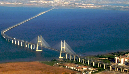 1. Cầu Vasco da Gama (Bồ Đào Nha). 17,185 mét. Ảnh: Wiki.