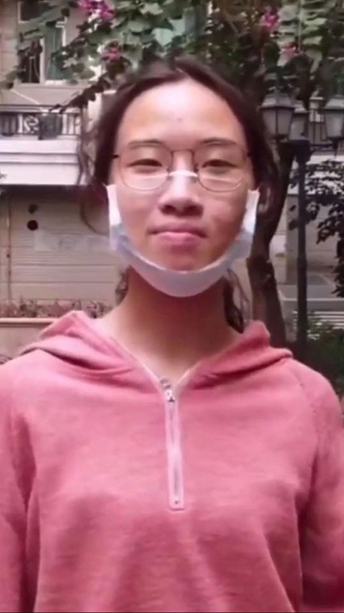 Sợ người quen không nhận ra vì đeo khẩu trang liên tục, cô gái đã có cách xử lý khiến tất cả tròn mắt thán phục