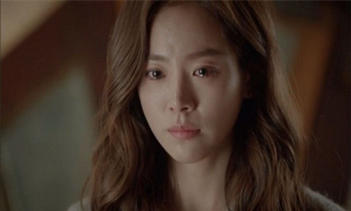 Vừa đưa tay chạm vào lưng chồng, anh gạt tay tôi ra cáu kỉnh: "Đừng có động vào tôi, đồ đàn bà dơ bẩn"