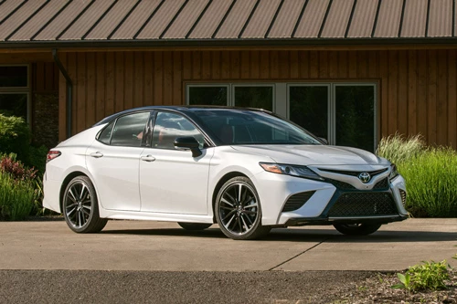 Toyota Camry 2020 (giá khởi điểm: 24.425 USD, điểm: 8,6/10).