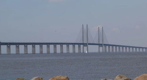 4. Cầu Öresund (Đan Mạch và Thụy Điển) 7,845 mét. Ảnh: BBC.