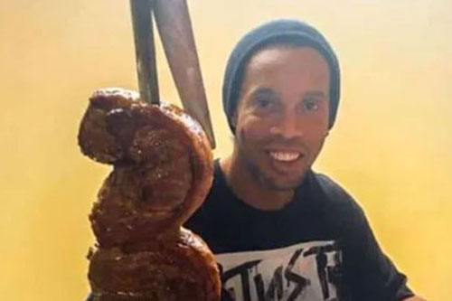 Bạn tù mở tiệc BBQ đãi Ronaldinho nhân dịp sinh nhật thứ 40