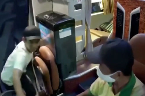 Hai thanh niên chặn đầu, đập phá xe khách trên Quốc lộ 1