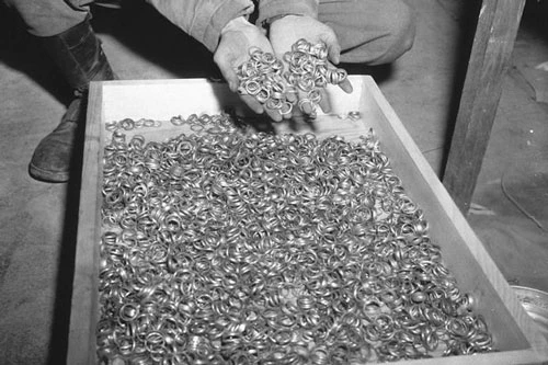 Hàng ngàn nhẫn vàng mà Đức Quốc Xã giấu trong mỏ muối Heilbron (Ảnh: Mirror)