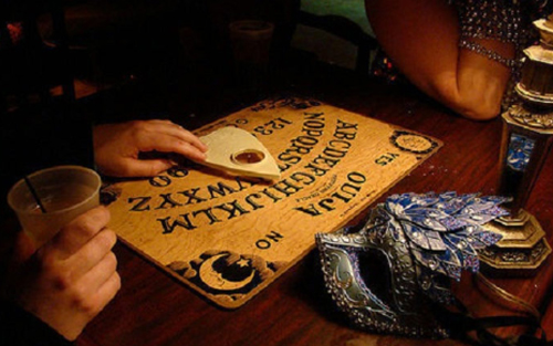 Bàn cầu cơ huyền bí và bí ẩn kinh hoàng đằng sau