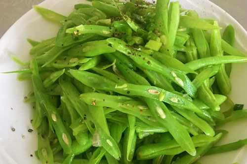 Xào đậu cove đừng vội cho vào chảo ngay, "bí kíp" chế biến giúp đậu xanh giòn và đậm đà hương vị