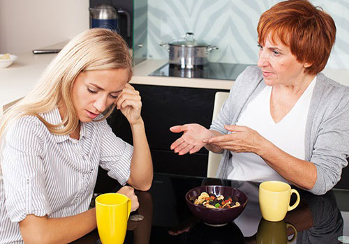 Về quê dưỡng sinh, cô dâu phố mệt mỏi vì không cùng quan điểm với mẹ chồng