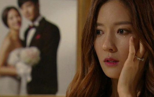 Đêm tân hôn tan tành, chồng tôi ném lại bộ quần áo ngủ và đi mất hút sau cuộc điện thoại