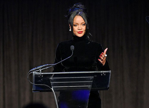 Rihanna ủng hộ 5 triệu USD cho những nhân viên y tế ở tuyến đầu trong cuộc chiến chống COVID-19
